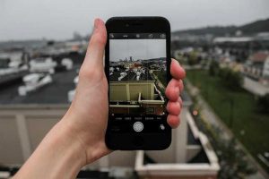 Smartphone-in-Hand-Stadtführung-Augmented-Reality